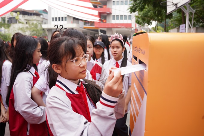 Học sinh trường THCS Chu Văn An, Hà Nội, tại lễ phát động cuộc thi viết thư quốc tế UPU lần thứ 55, sáng 19/12. Ảnh: Bưu điện Việt Nam