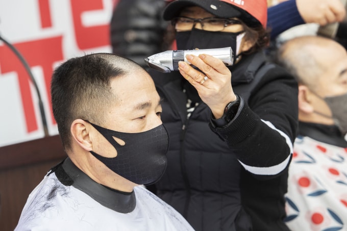 Người Hàn Quốc cạo tóc trong một cuộc biểu tình ở Seoul, năm 2022. Ảnh: AFP