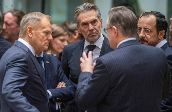 Thủ tướng lâm thời Hà Lan Dick Schoof (giữa), Thủ tướng Ba Lan Donald Tusk (trái) và Thủ tướng Bỉ Bart De Wever (đứng quay lưng) tại hội nghị thượng đỉnh EU ở Brussel, Bỉ ngày 18/12. Ảnh: AFP