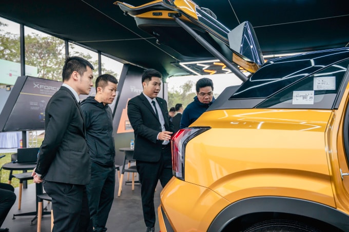 Khách hàng tìm hiểu xe tại Vietnam Sustainable Mobility Show 2024. Ảnh: Minh Quân