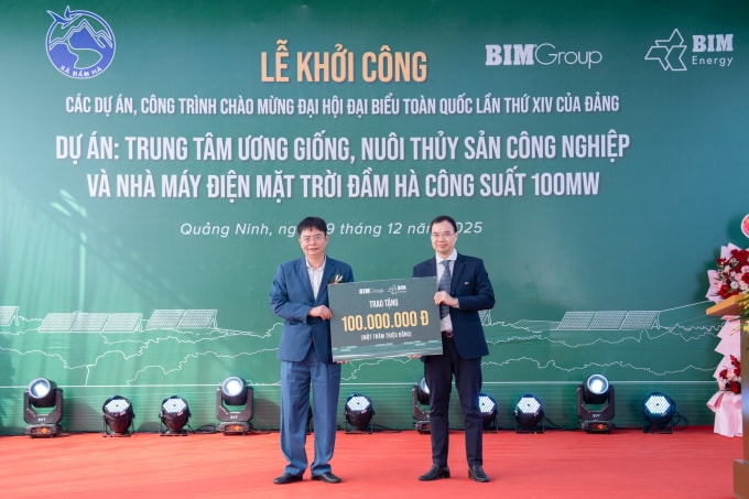 Ông Nguyễn Hải Vinh trao tặng kinh phí ủng hộ Quỹ Vì người nghèo xã Đầm Hà. Ảnh: Tùng Đinh