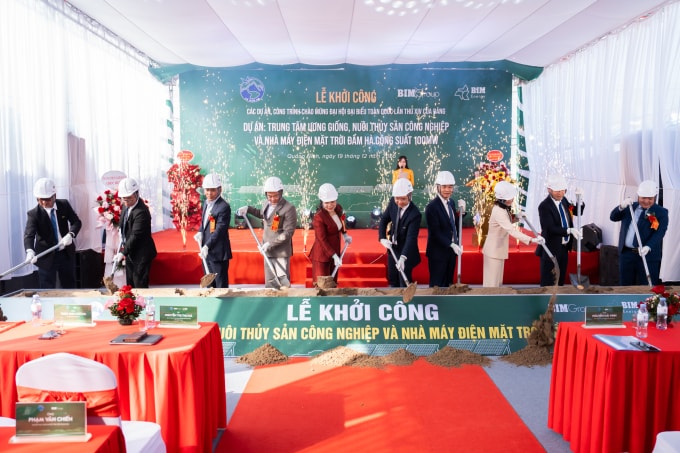 Nghi thức khởi công dự án Trung tâm ương giống, nuôi thủy sản công nghiệp và nhà máy điện mặt trời Đầm Hà. Ảnh: Tùng Đinh