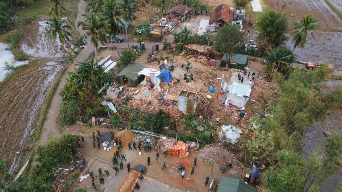 Các lực lượng xây dựng lại nhà dân sau lũ ở Khánh Hoà. Ảnh: Bùi Toàn