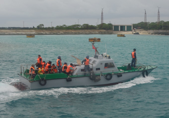 Bộ đội Hải quân đưa các ngư dân vào đảo Song Tử Tây, sáng 19/12. Ảnh: Châu Vũ