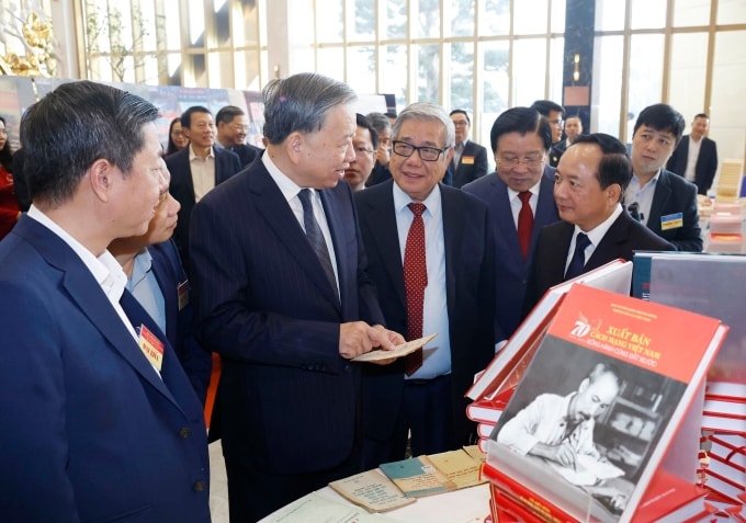 Tổng Bí thư Tô Lâm tham quan khu trưng bày các ấn phẩm của ngành tuyên giáo và dân vận. Ảnh: TTXVN
