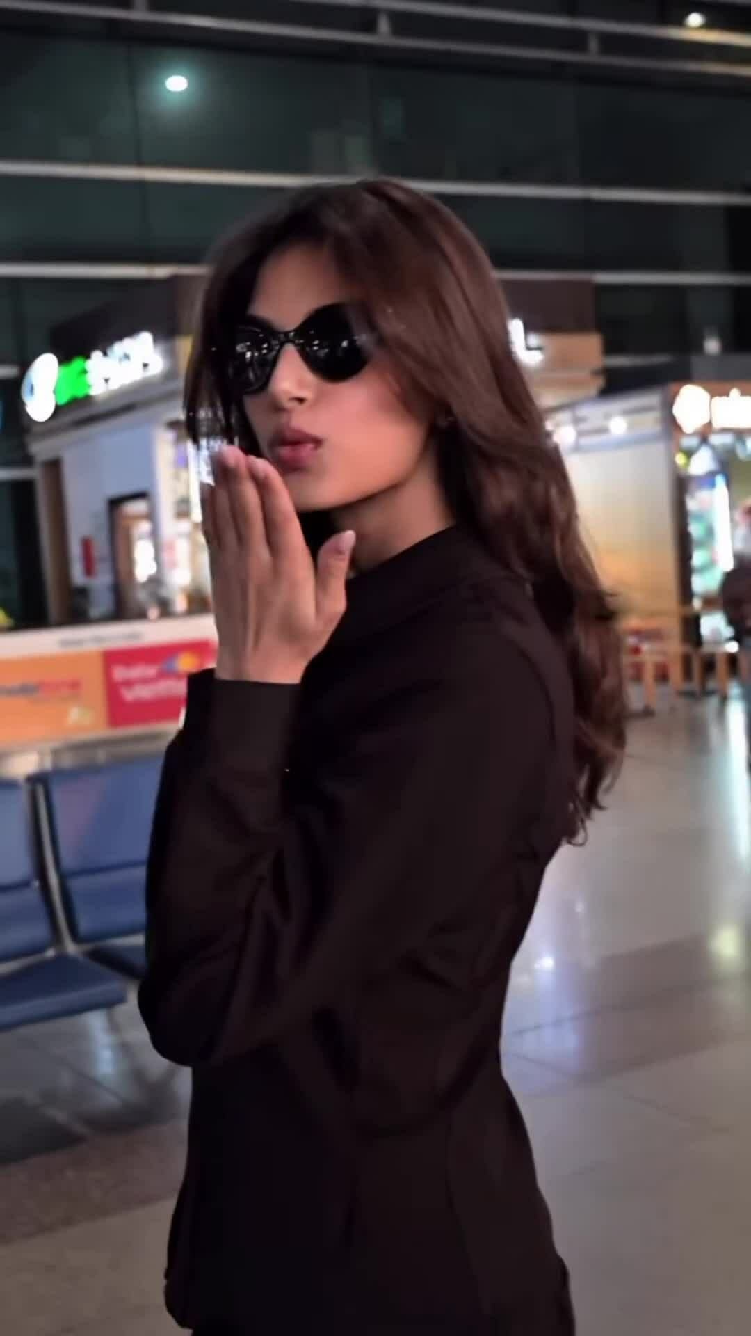 Harnaaz Sandhu gây chú ý khi đến Việt Nam làm giám khảo