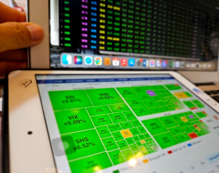 Lợi và hại khi mua cổ phiếu phát hành thêm giá thấp- Ảnh 1.