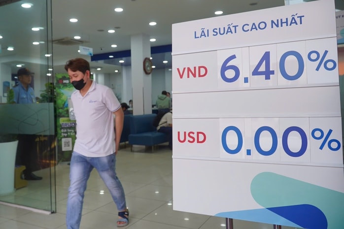 Ngân hàng dốc sức huy động tiền gửi - Ảnh 1.