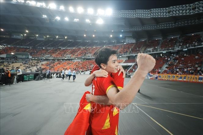 Các cầu thủ U22 Việt Nam hân hoan chia vui với người hâm mộ- Ảnh 12.