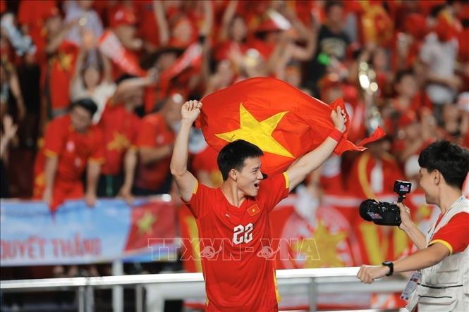 Các cầu thủ U22 Việt Nam hân hoan chia vui với người hâm mộ- Ảnh 13.