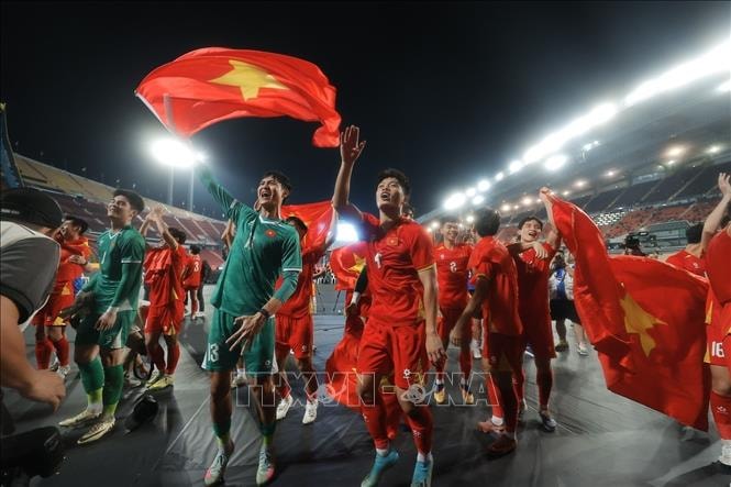 Các cầu thủ U22 Việt Nam hân hoan chia vui với người hâm mộ- Ảnh 6.