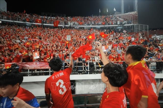Các cầu thủ U22 Việt Nam hân hoan chia vui với người hâm mộ- Ảnh 7.