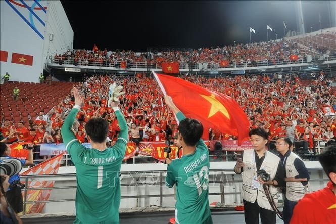 Các cầu thủ U22 Việt Nam hân hoan chia vui với người hâm mộ- Ảnh 10.