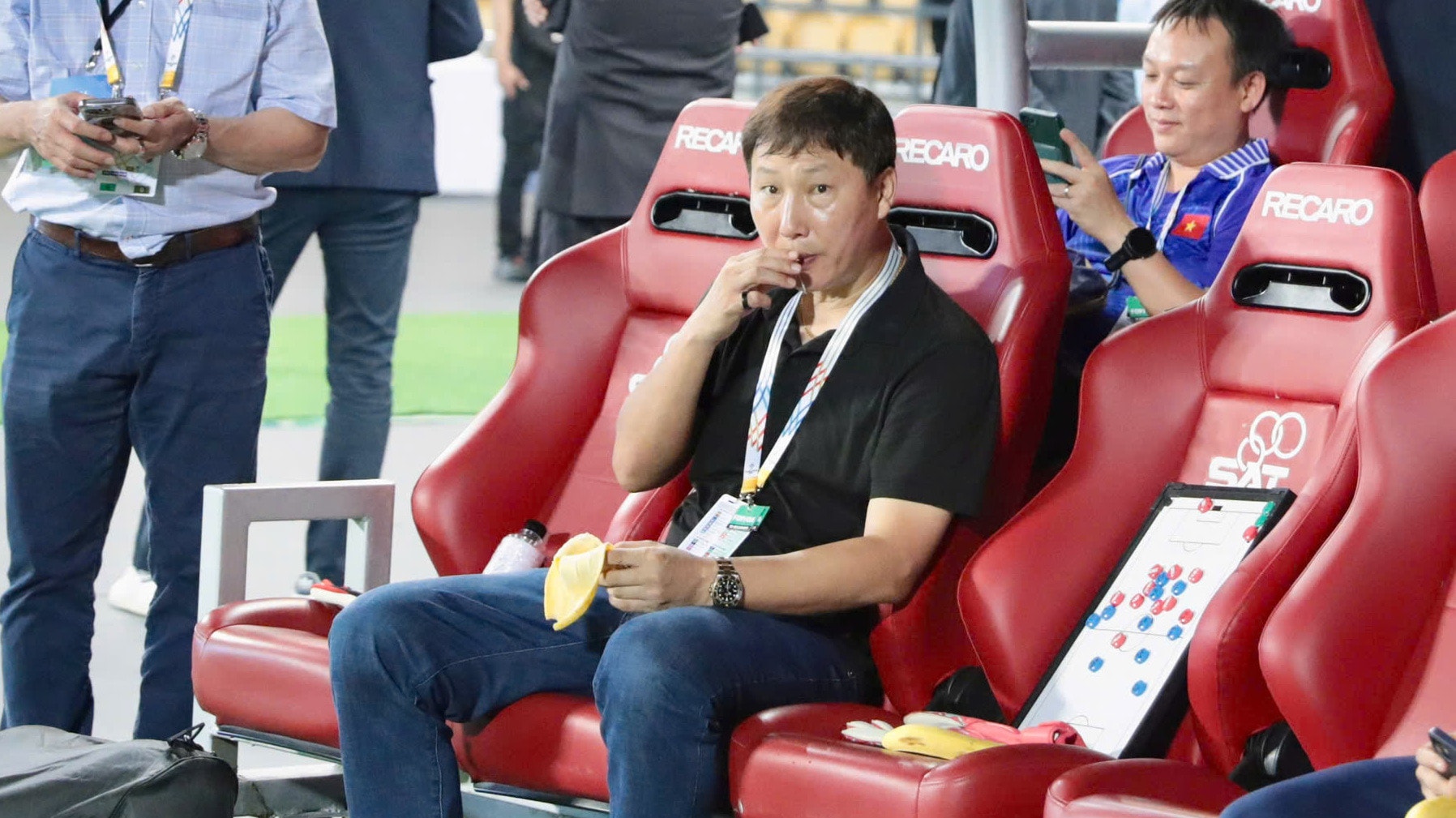 Biết được thông tin này, huấn luyện viên Kim Sang-sik tỏ ra bình thản. Khi học trò đợi nhận huy chương, ông bình thản ăn chuối và sô cô la. Nhà cầm quân người Hàn Quốc không quá quan tâm mọi chuyện trên sân.