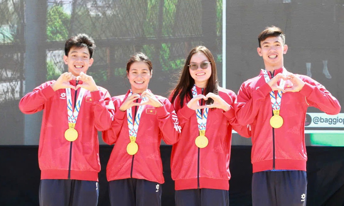 Mỹ Tiên (thứ hai từ trái sang) cùng đồng đội giành HCV cuối cùng cho đoàn Việt Nam tại SEA Games 33.
