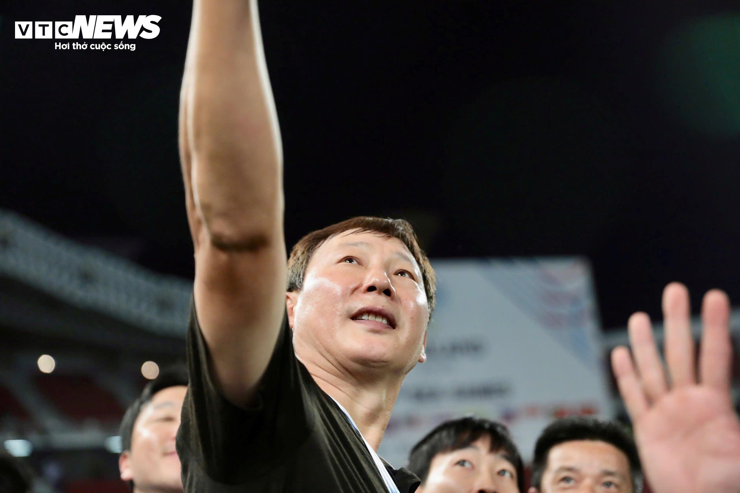 Ông mời các trợ lý vào chụp ảnh selfie để lưu giữ kỉ niệm trên sân Rajamangala.