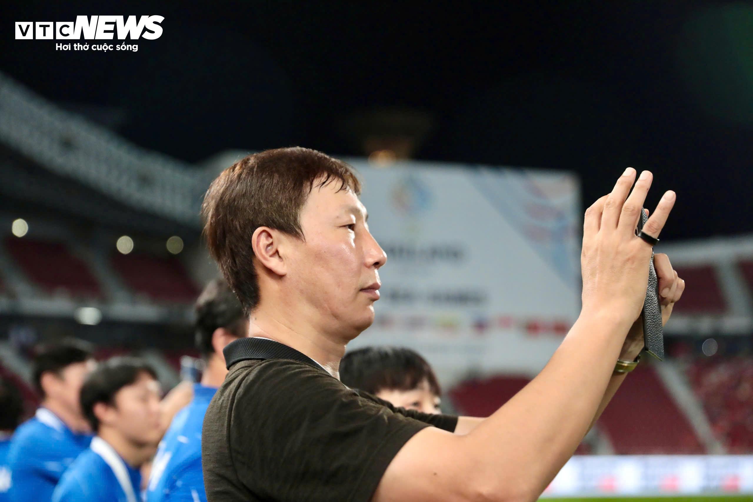 Nhà cầm quân người Hàn Quốc đặc biệt tập trung, chỉnh lại góc máy để có thước phim đẹp nhất.