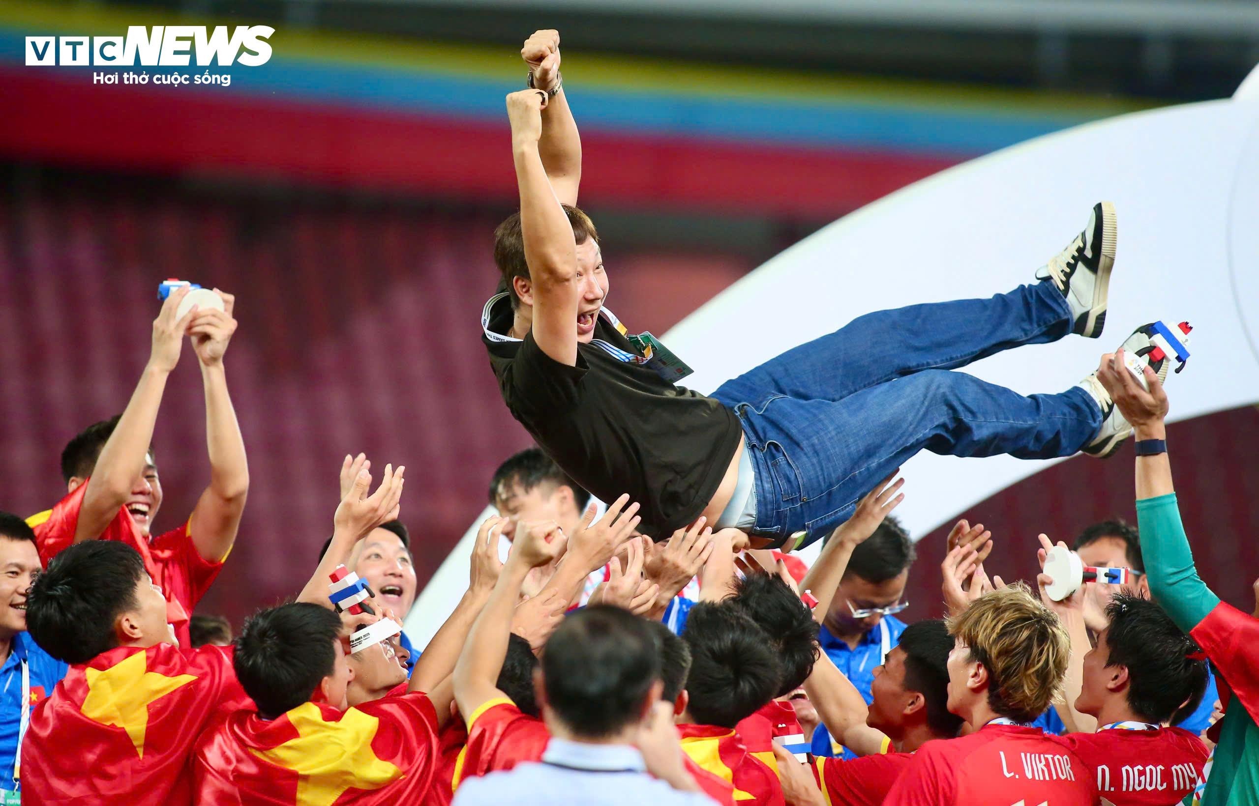 Kết thúc buổi lễ, ông Kim Sang-sik được các học trò tung lên. Sau đó, nhà cầm quân người Hàn Quốc đề nghị các cầu thủ làm điều tương tự với các lãnh đạo Liên đoàn bóng đá Việt Nam (VFF) để cảm ơn sự hỗ trợ, đồng hành trong suốt hành trình dài.