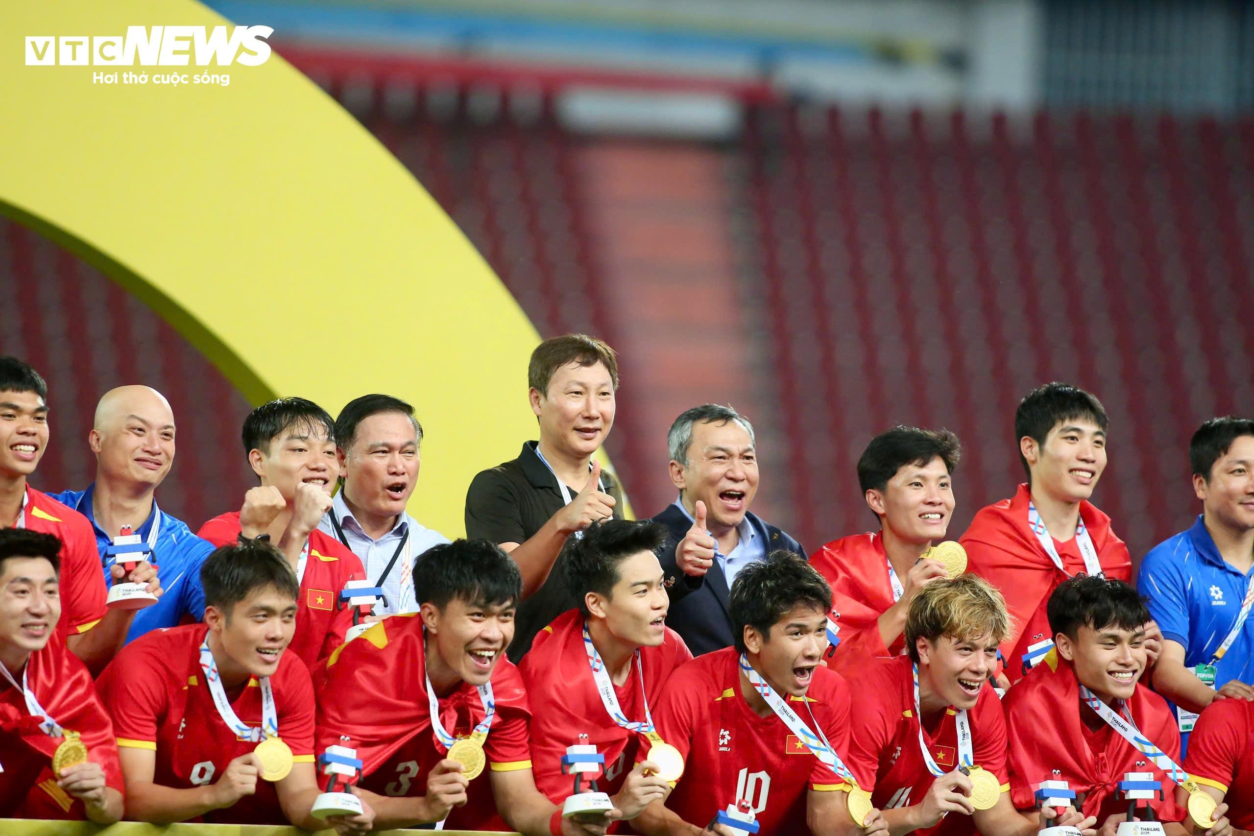 Kết thúc lễ trao giải, ông Kim cùng lãnh đạo VFF lên chụp lưu niệm cùng cầu thủ.