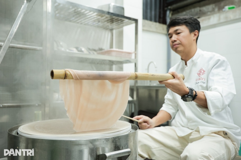 Quán phở Hà Nội tự tay tráng bánh giá 200.000 đồng, khách phải đặt trước - 4