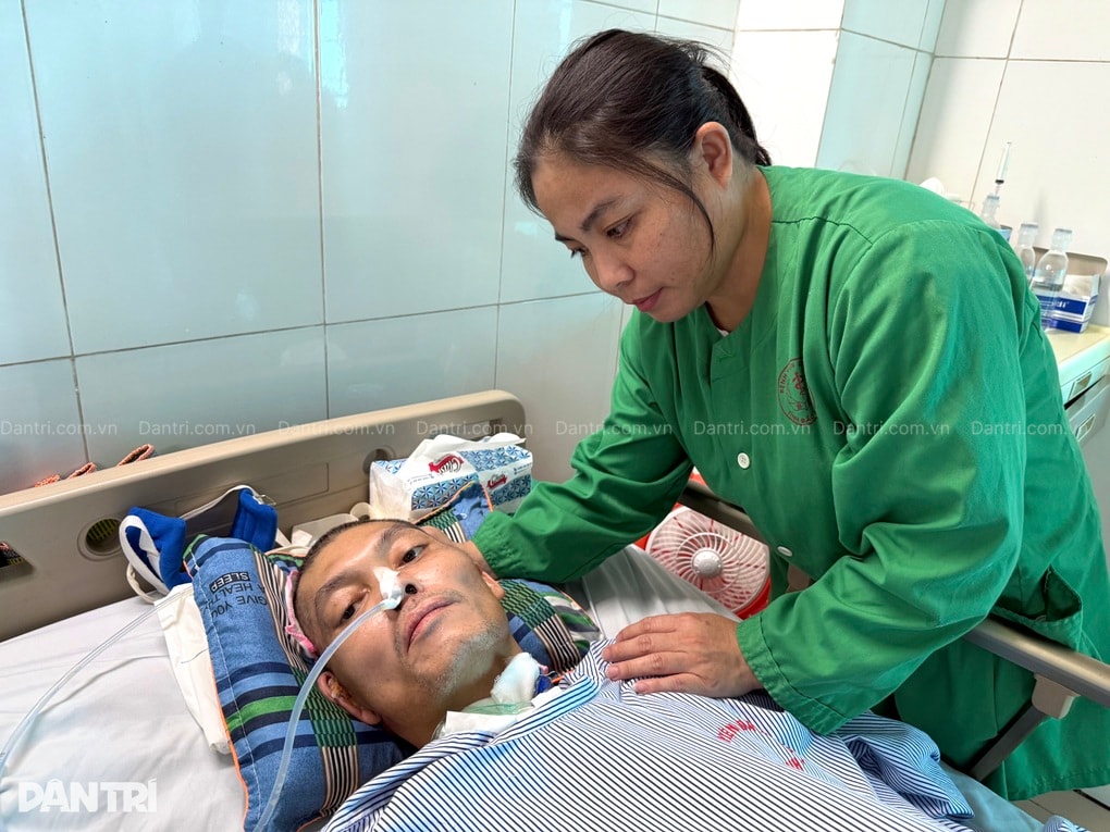 Ngã giàn giáo, người đàn ông nằm liệt giường, mẹ già và 3 con nhỏ chờ mong - 4