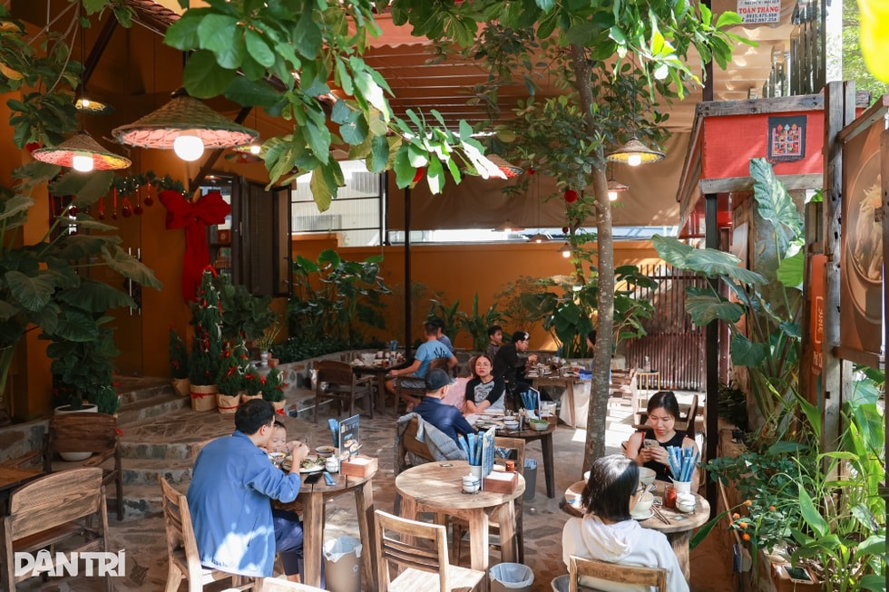 Quán phở Hà Nội tự tay tráng bánh giá 200.000 đồng, khách phải đặt trước - 1