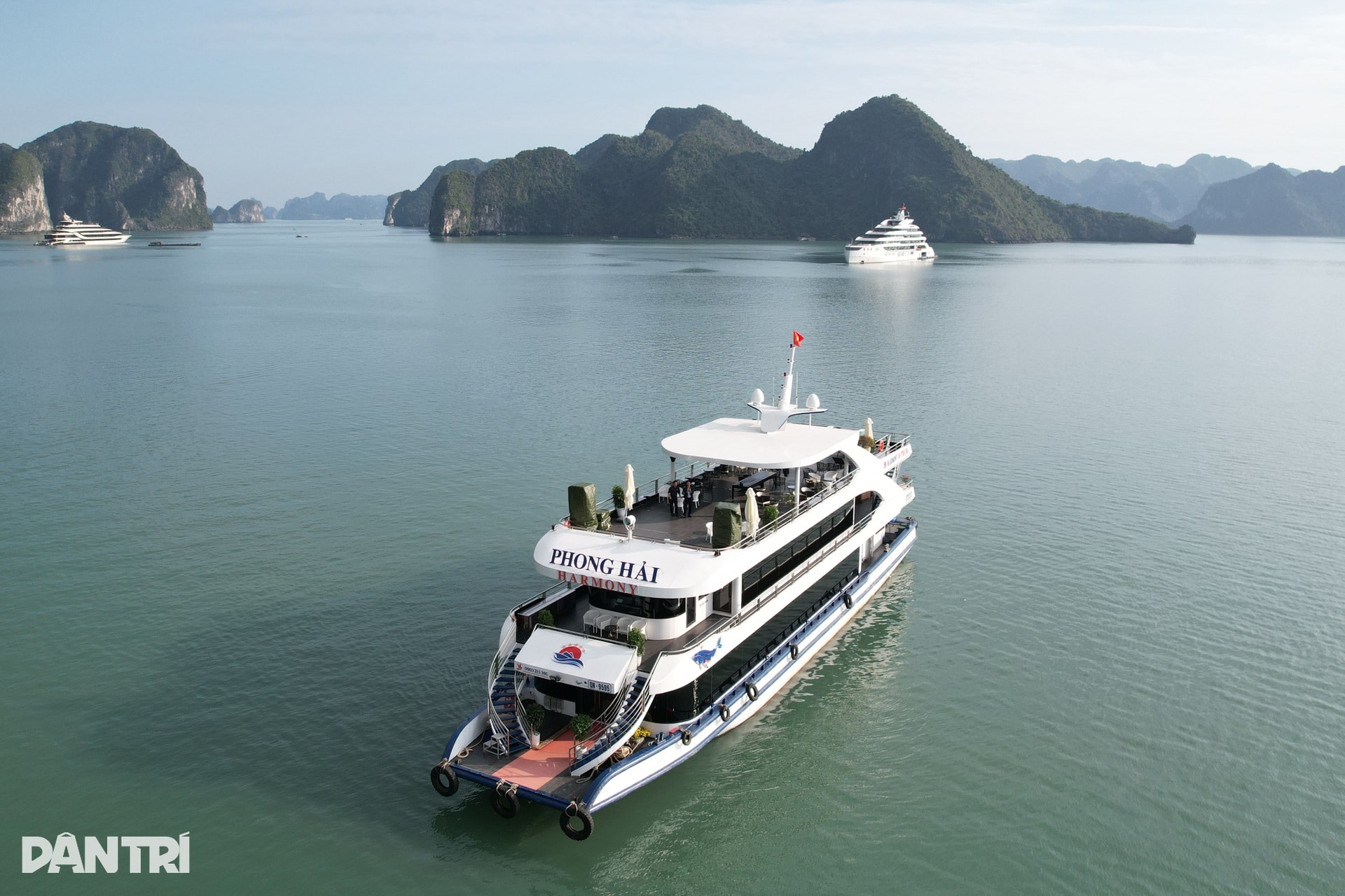 Du khách quốc tế thích thú khám phá Vịnh Hạ Long mùa đông - 9