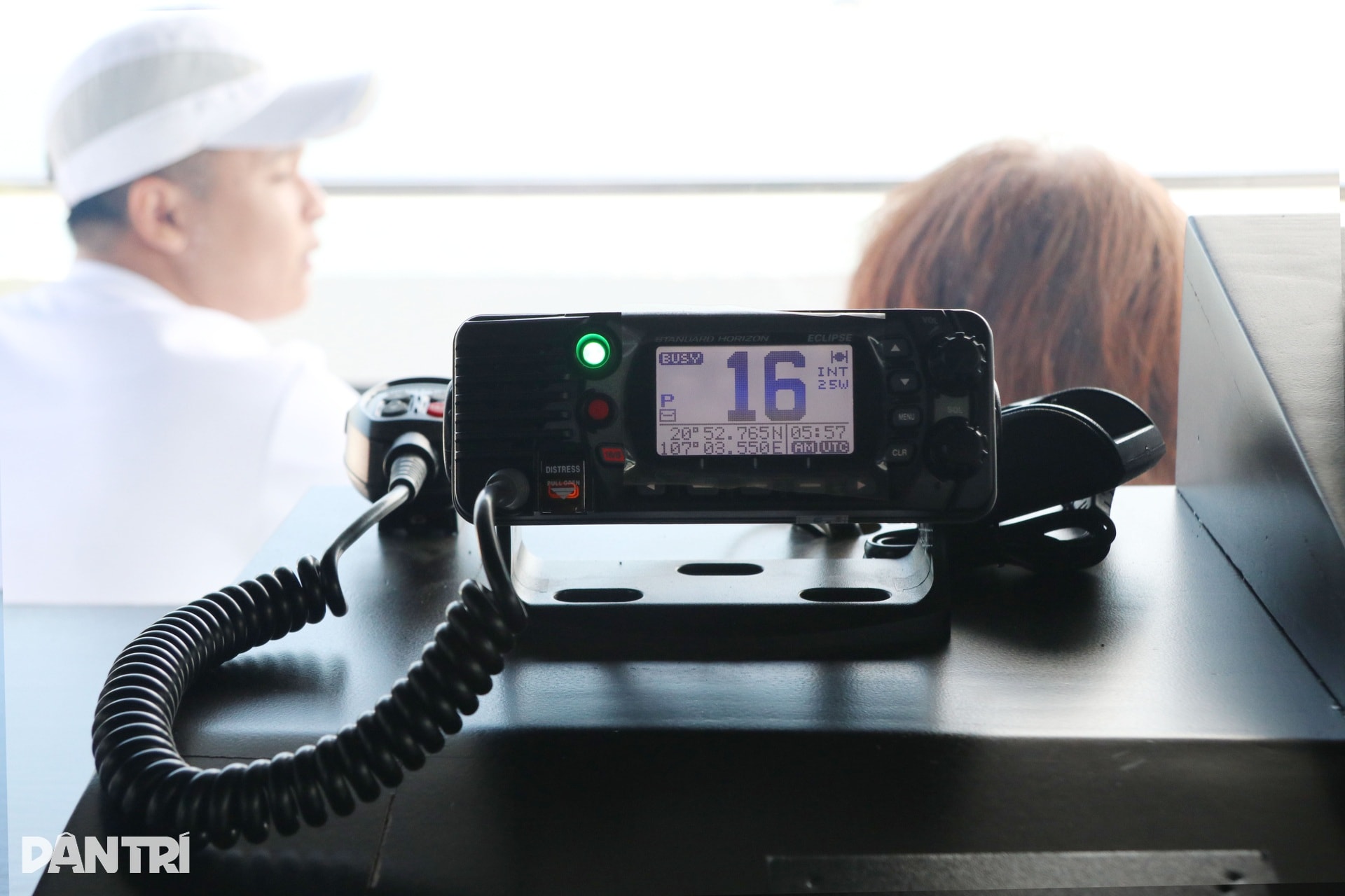 Du khách quốc tế thích thú khám phá Vịnh Hạ Long mùa đông - 10