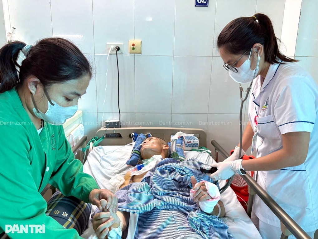 Ngã giàn giáo, người đàn ông nằm liệt giường, mẹ già và 3 con nhỏ chờ mong - 3