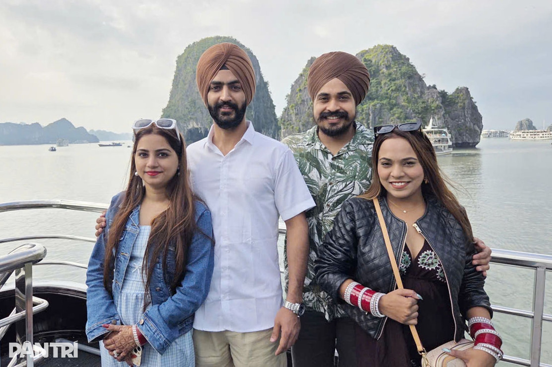 Du khách quốc tế thích thú khám phá Vịnh Hạ Long mùa đông - 8