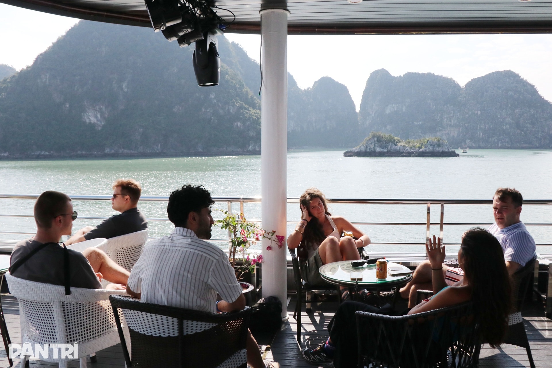 Du khách quốc tế thích thú khám phá Vịnh Hạ Long mùa đông - 2