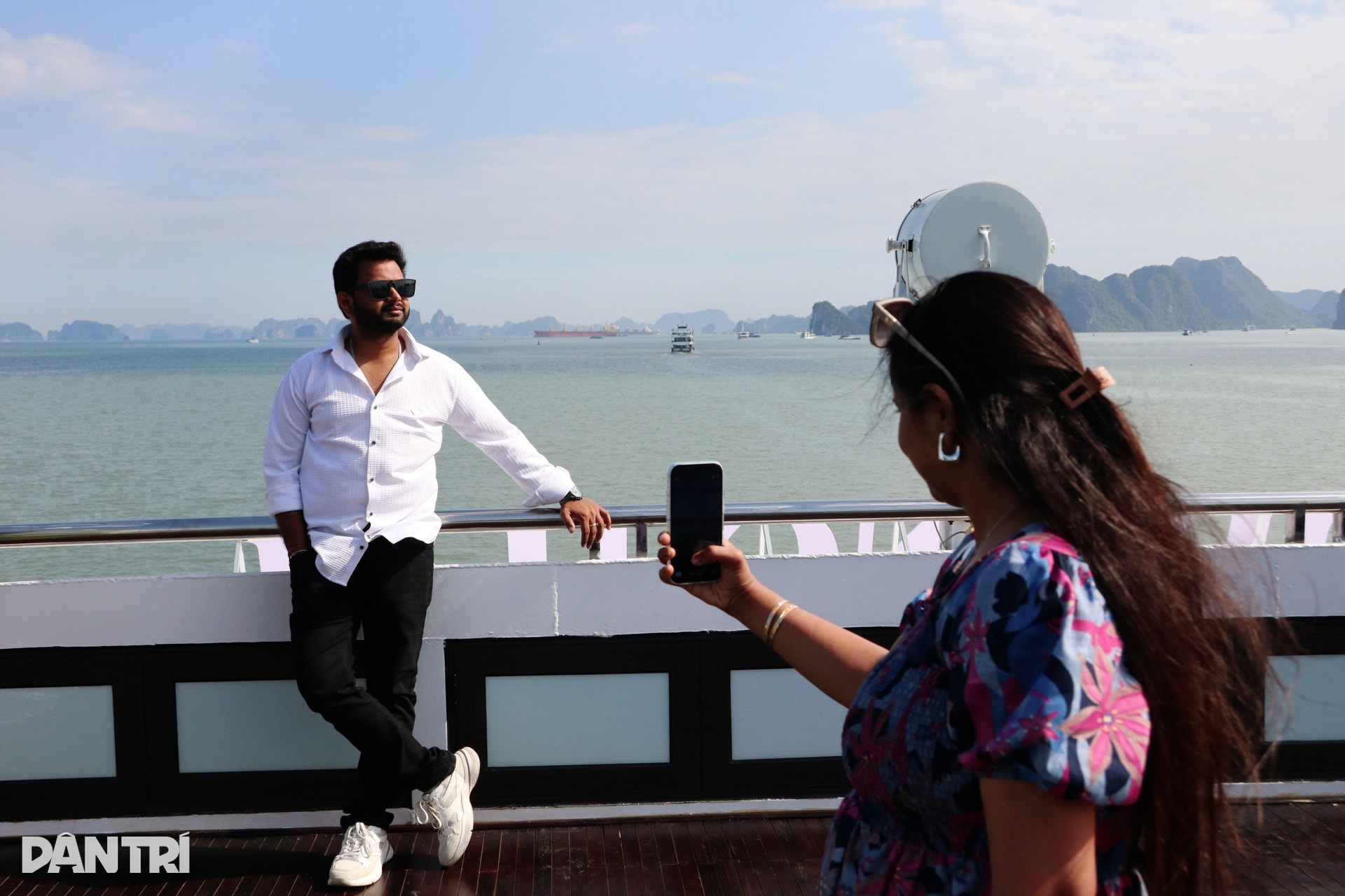 Du khách quốc tế thích thú khám phá Vịnh Hạ Long mùa đông - 4