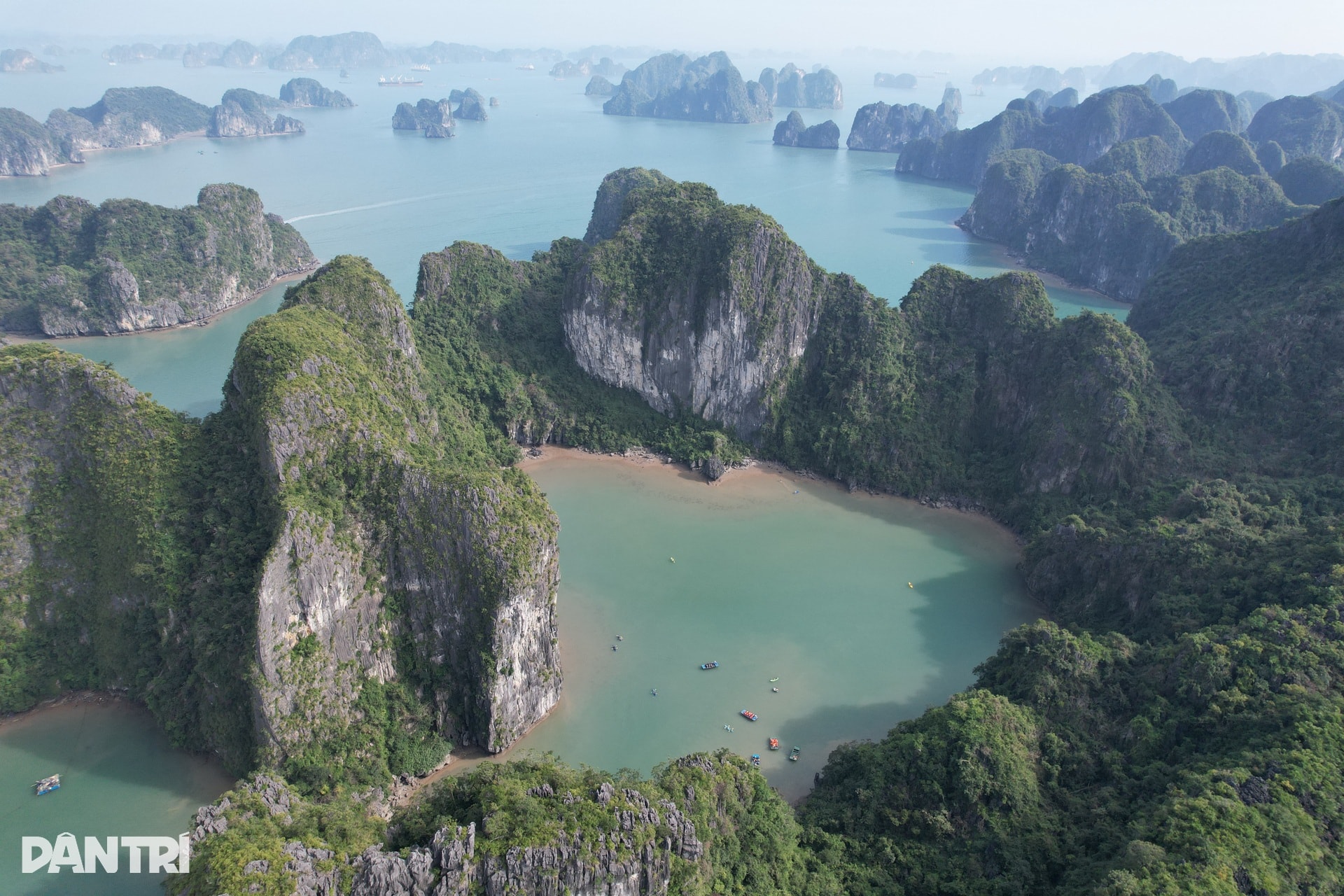 Du khách quốc tế thích thú khám phá Vịnh Hạ Long mùa đông - 6