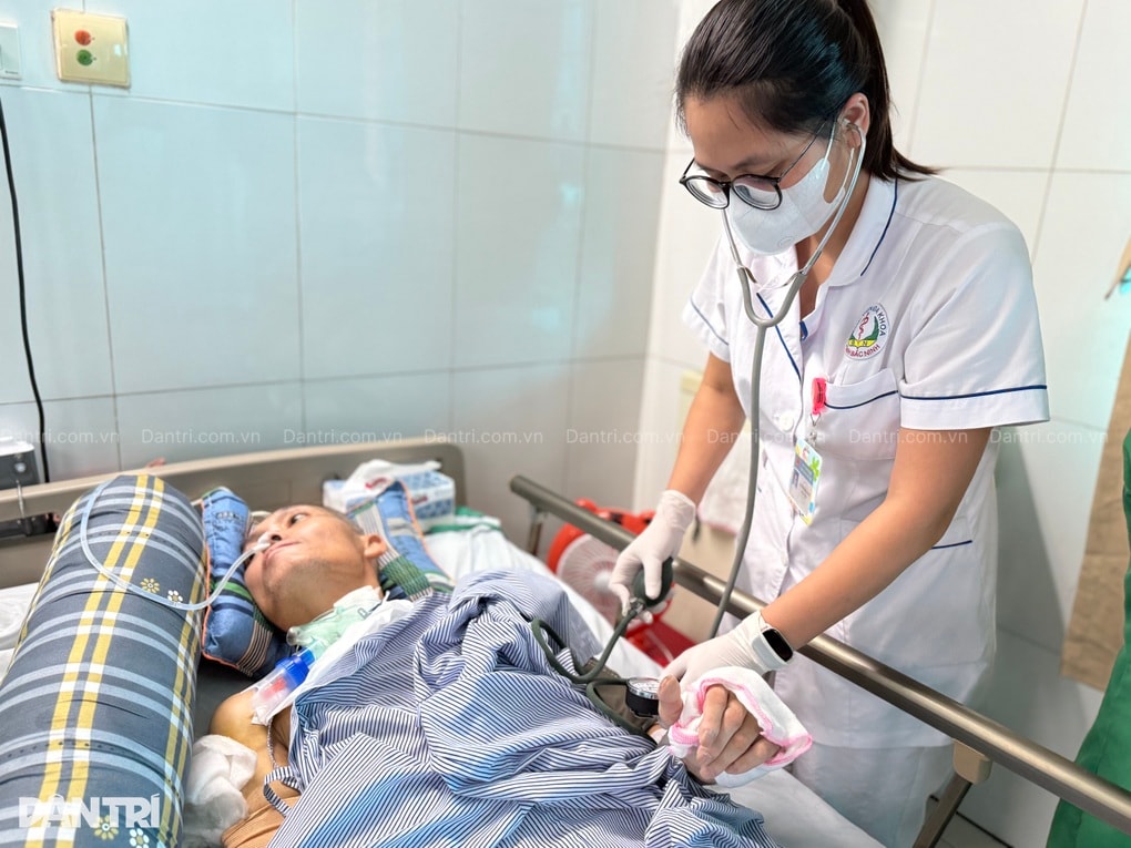 Ngã giàn giáo, người đàn ông nằm liệt giường, mẹ già và 3 con nhỏ chờ mong - 2