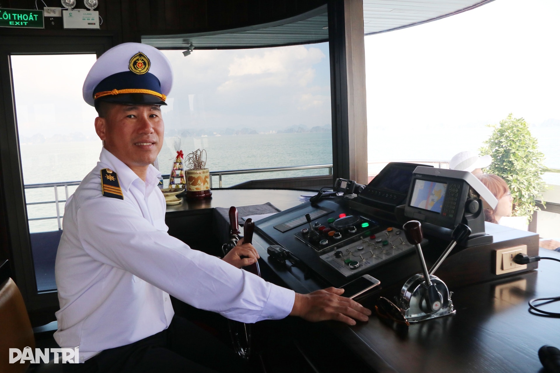 Du khách quốc tế thích thú khám phá Vịnh Hạ Long mùa đông - 13