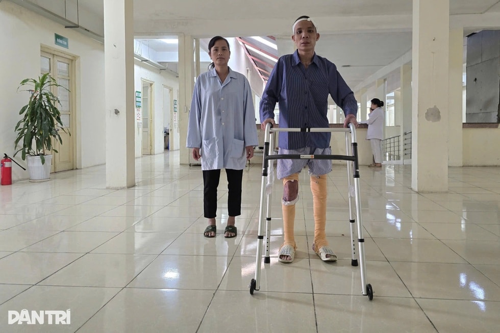 Thoát cửa tử sau tai nạn bỏng, người bố nghèo tập đi những bước đầu tiên - 1