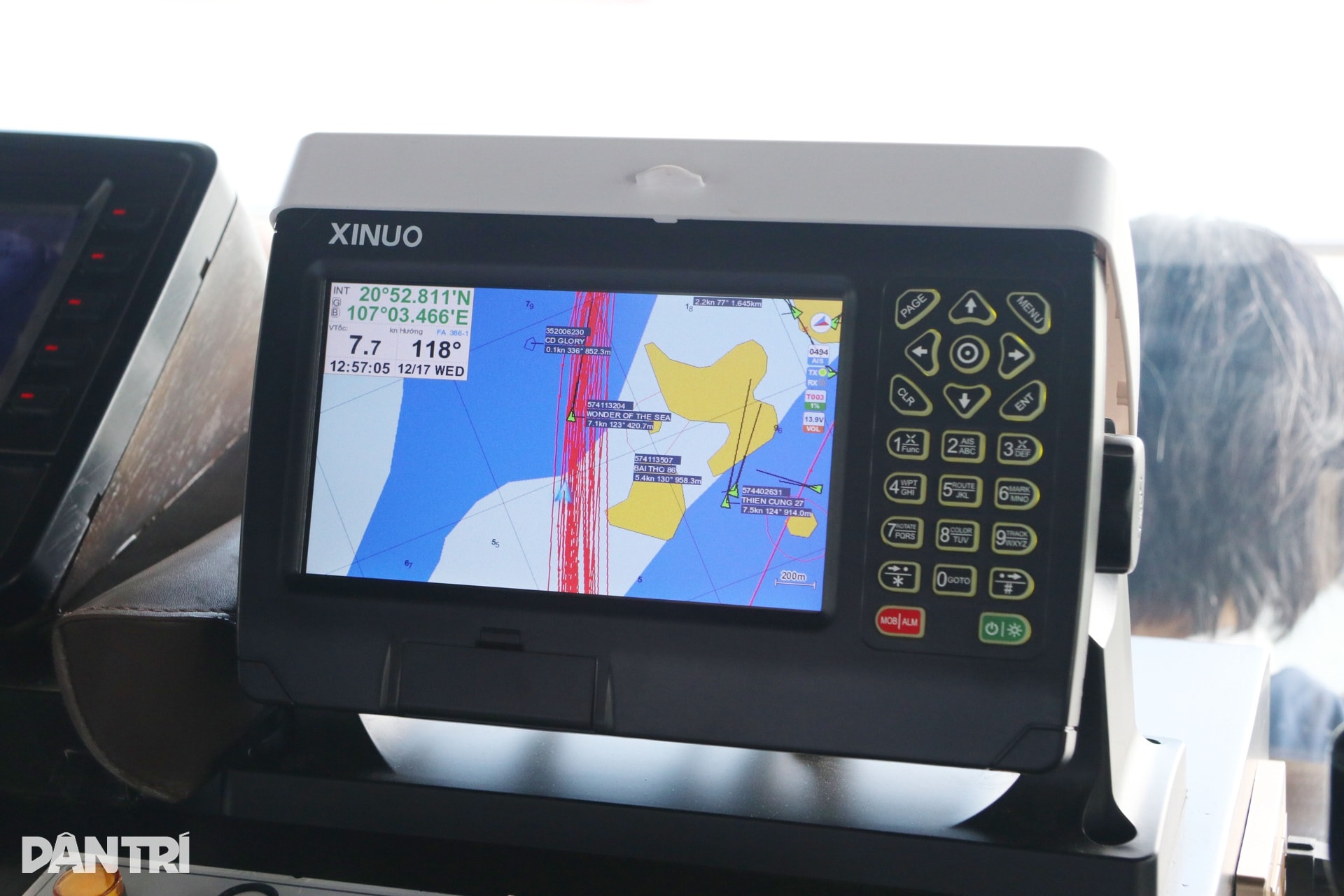 Du khách quốc tế thích thú khám phá Vịnh Hạ Long mùa đông - 12