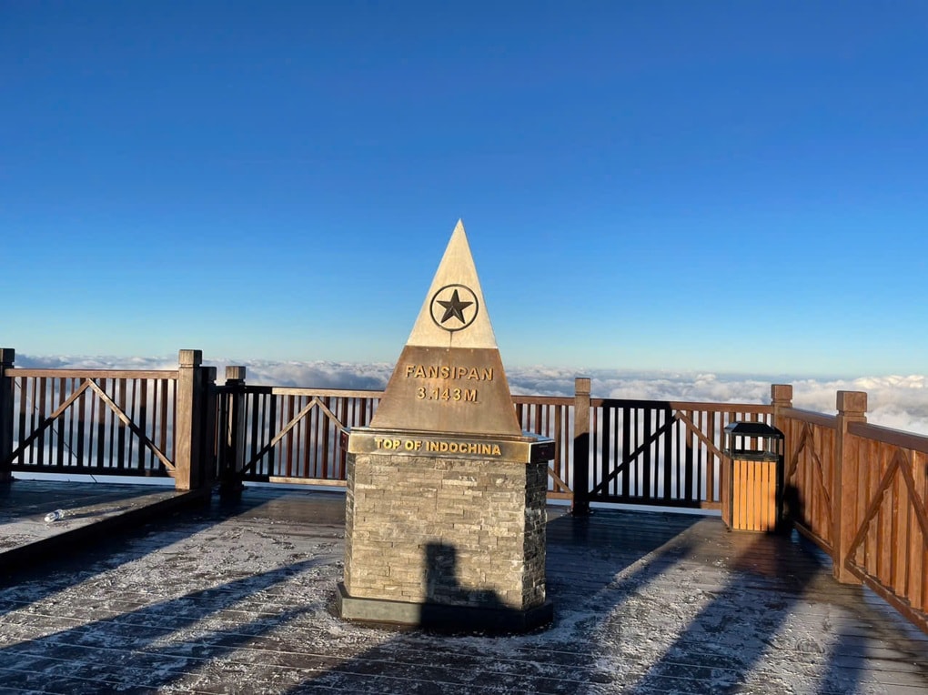 Nhiệt độ chạm 0, băng giá xuất hiện trên đỉnh Fansipan - 1