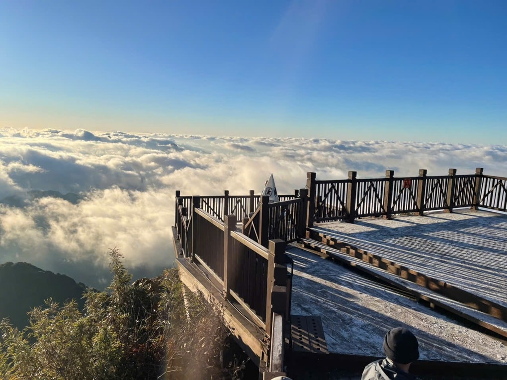 Nhiệt độ chạm 0, băng giá xuất hiện trên đỉnh Fansipan - 2