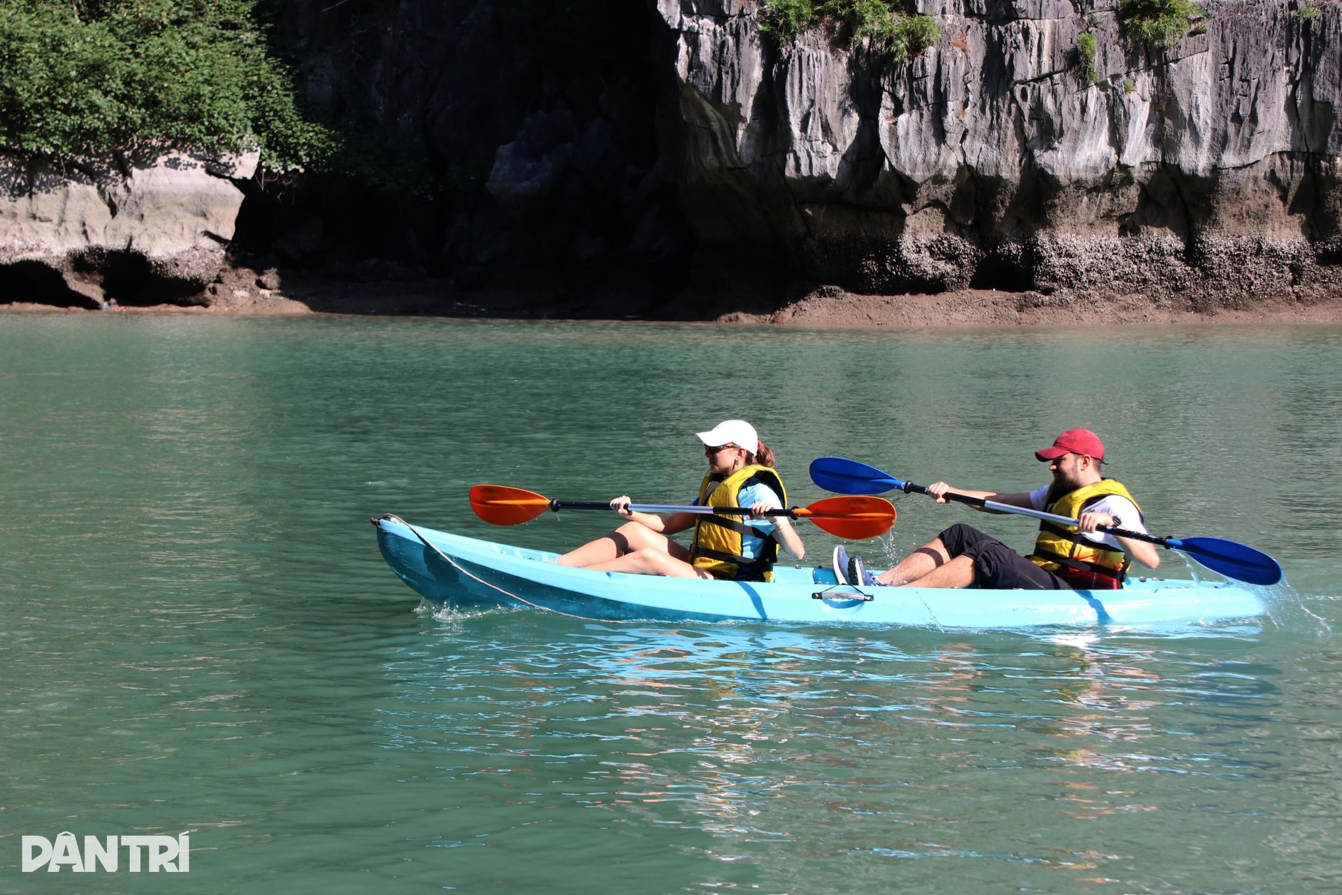 Du khách quốc tế thích thú khám phá Vịnh Hạ Long mùa đông - 5