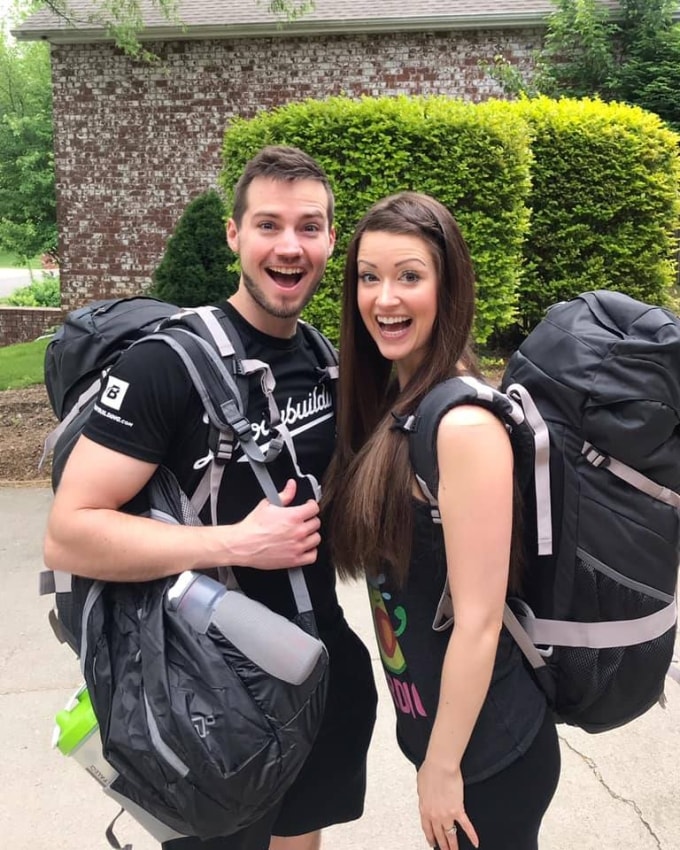 Vợ chồng Caleb và Taylor Kiser. Ảnh: Facebook/Culture Craving Couple