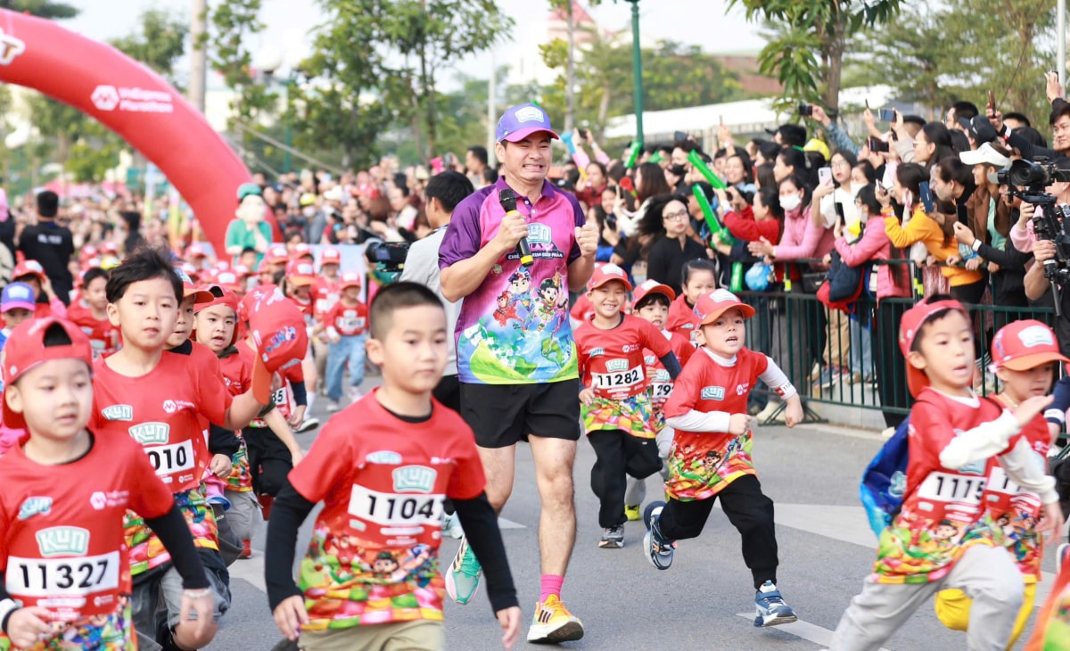 Papa bự Xuân Bắc đồng hành cùng lượt chạy đầu tiên với nhóm 6 tuổi. Ảnh: VM