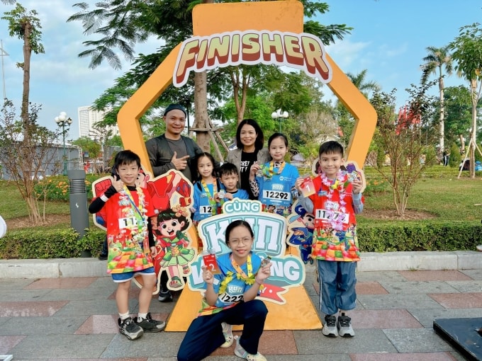Gia đình anh Nguyễn Văn Chắt và chị Phan Thị Thiết cùng 6 thành viên nhí sau khi hoàn thành chặng đua. Ảnh: VM