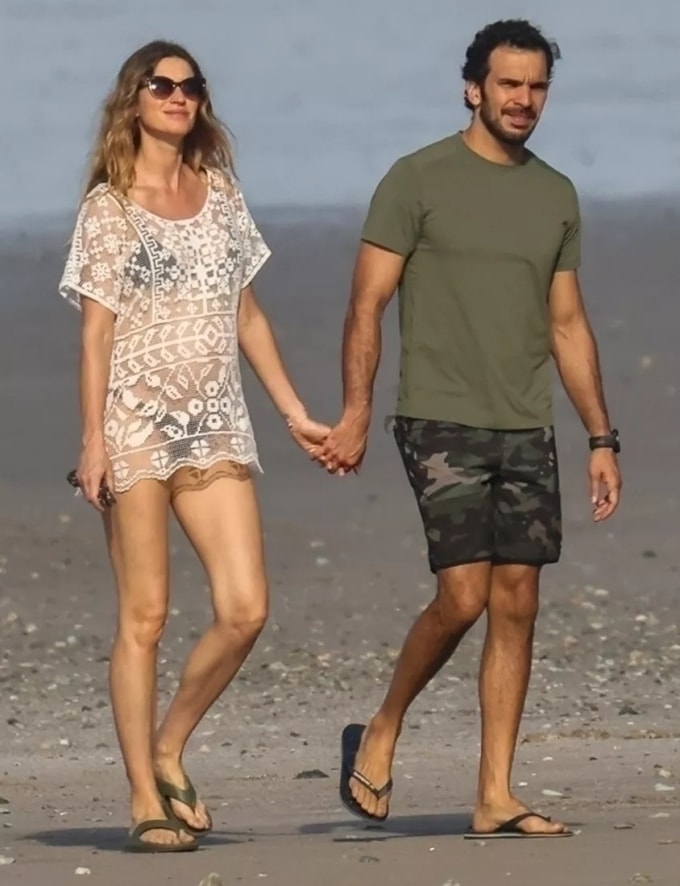 Gisele Bündchen và Joaquim Valente đi dạo bên bờ biển năm 2024. Ảnh: Backgrid