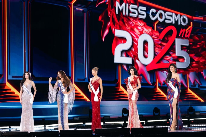 Top 5 Miss Cosmo 2025, từ trái qua gồm người đẹp của Philippines, Brazil, Mỹ, Panama, Myanmar.