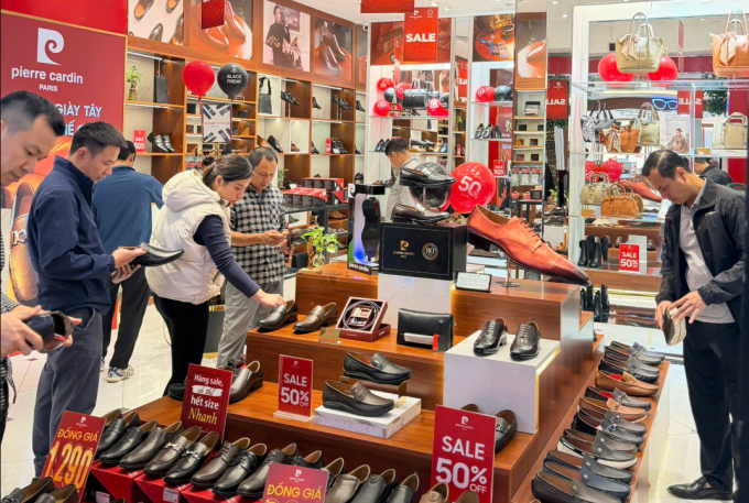 Khách mua hàng tại Pierre Cardin Vincom Thảo Điền (Hồ Chí Minh) dịp Black Friday. Ảnh: Thi Hà