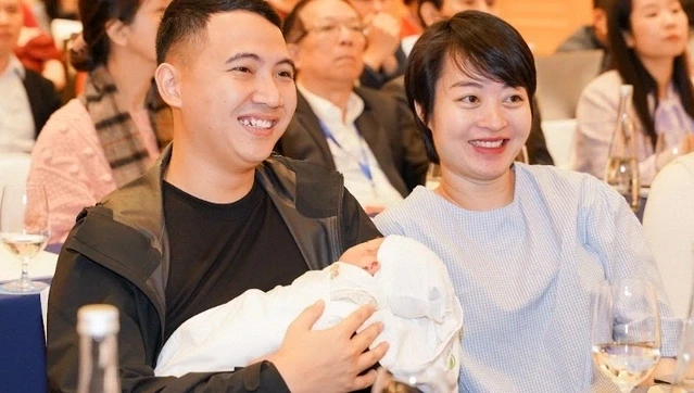 Vợ chồng chị Trang đưa con đến chương trình. Ảnh: Thuận Nguyễn