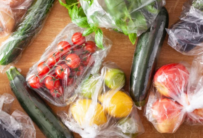 Đựng thực phẩm trong các túi nhựa mua từ chợ về là thói quen của nhiều gia đình. Ảnh: Chowhound