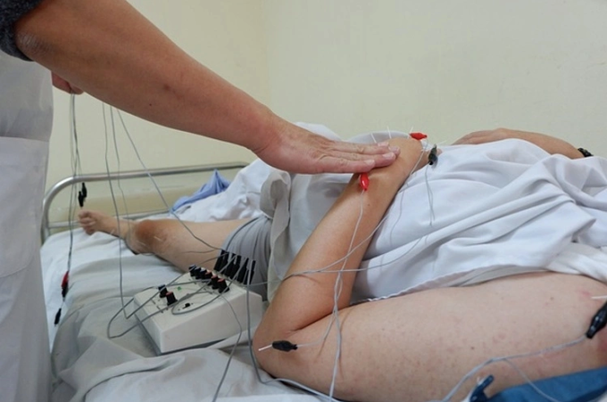 Bác sĩ thực hiện điện châm cho bệnh nhân. Ảnh:Minh Nhật