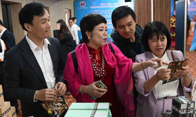 Khách tham quan các gian hàng y học cổ truyền ở hội nghị. Ảnh: Xuân Duy